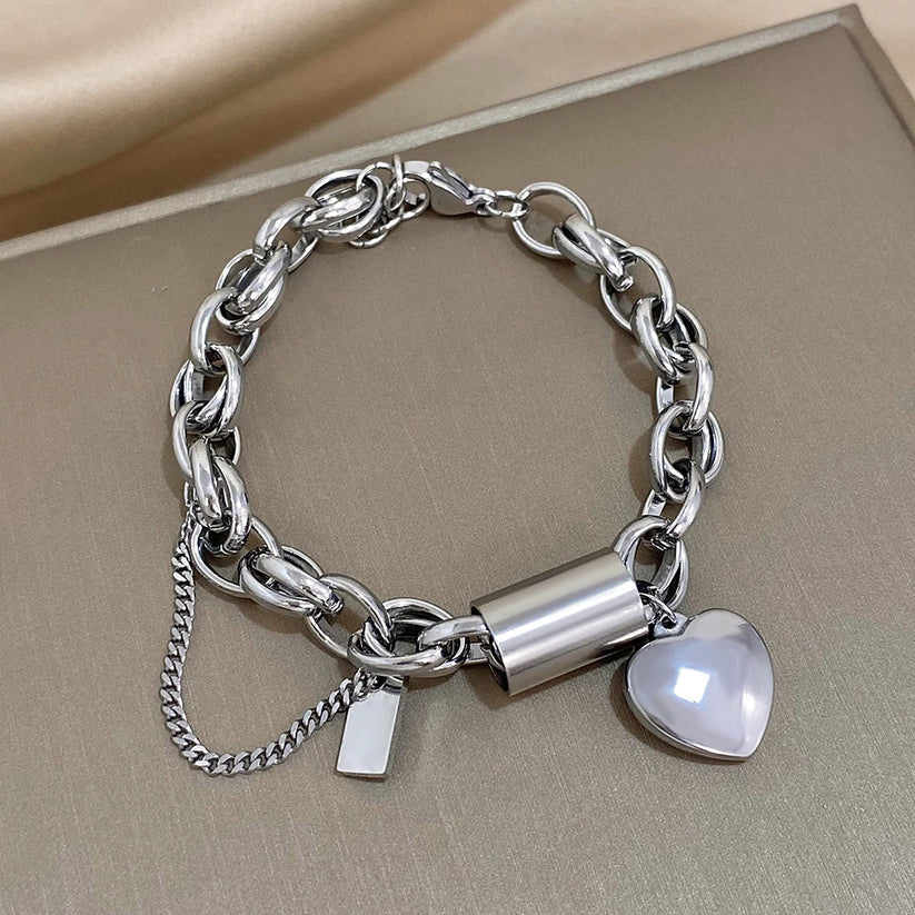 Pulsera gruesa con corazones